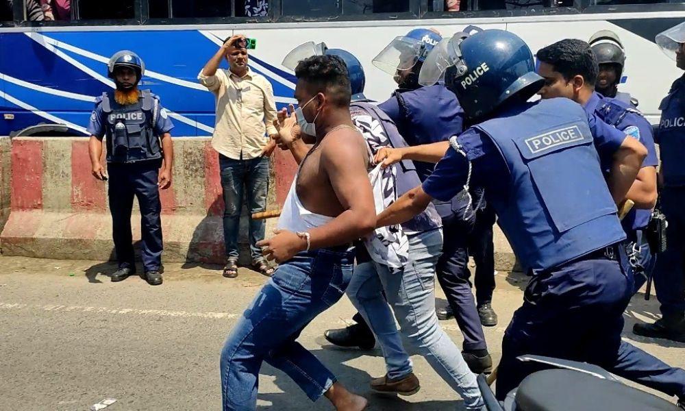 কুমিল্লায় শ্রমিক বিক্ষোভে লাঠিচার্জ, ২০ কিমি যানজট
